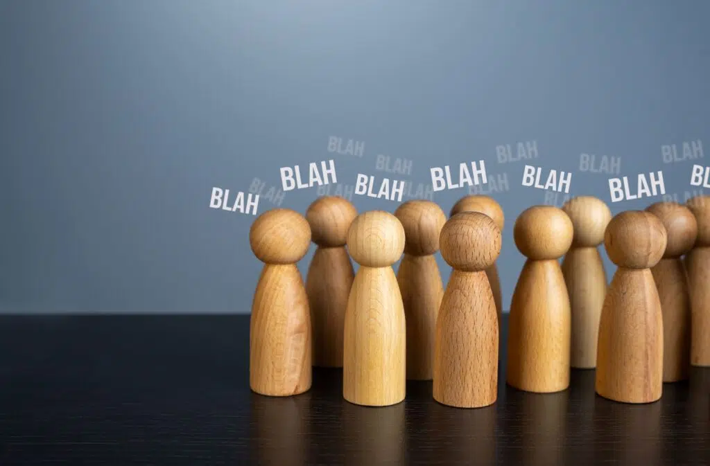Discusiones y conversaciones en un grupo de personas sobre los mitos de la terapia.