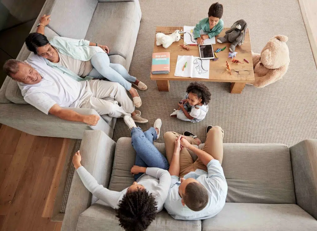 Familia numerosa, hablando y creando lazos afectivos durante las vacaciones.
