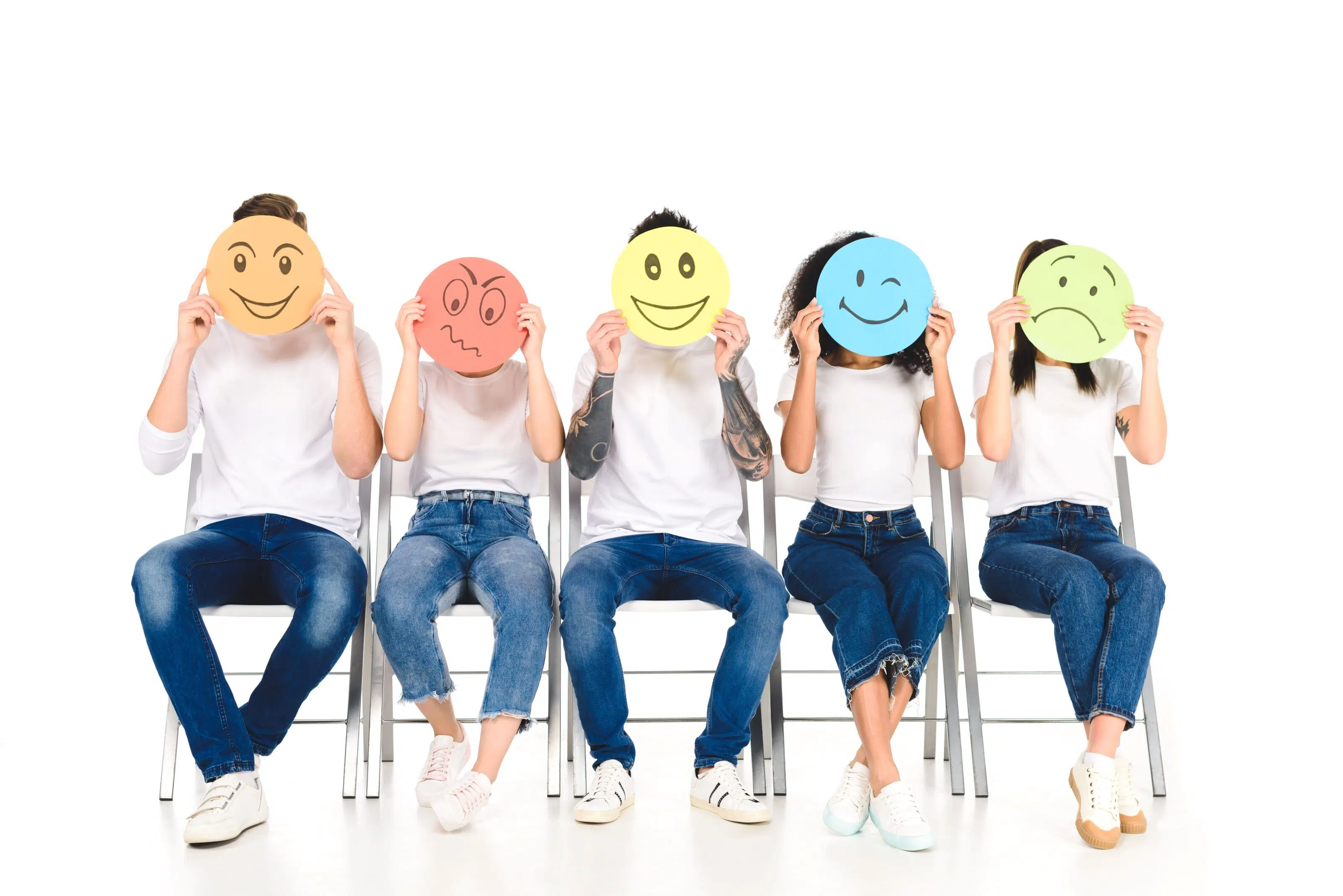 grupo de jóvenes con carteles de emociones en su rostro, dando a entender que las frases positivas no sirven.