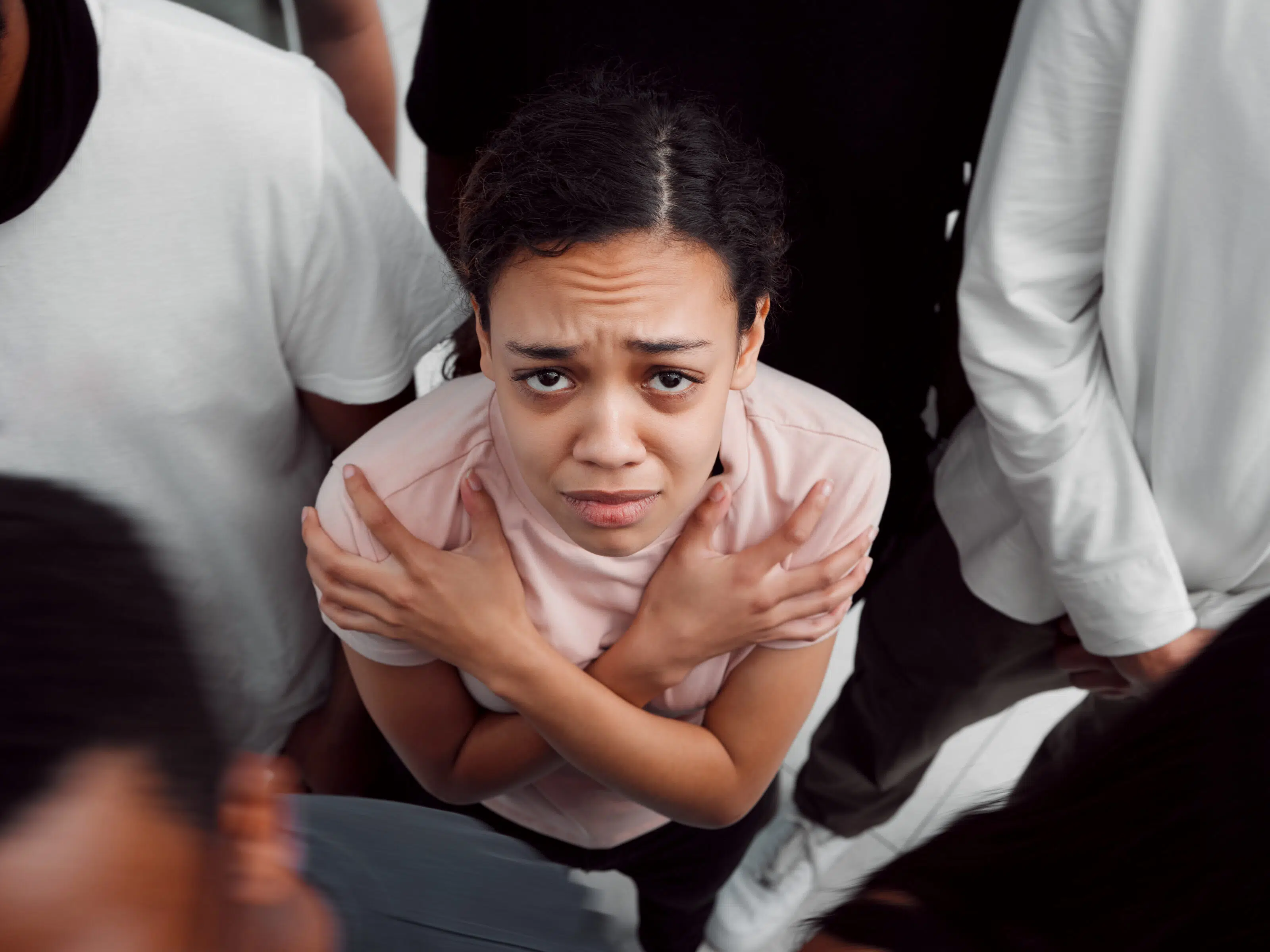 mujer joven teniendo síntomas de burnout por la autoexigencia